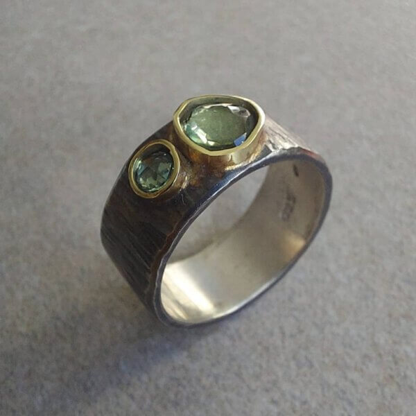 Geoxideerd zilveren ring met groene tourmalijn en korund in gouden zetting - Afbeelding 3
