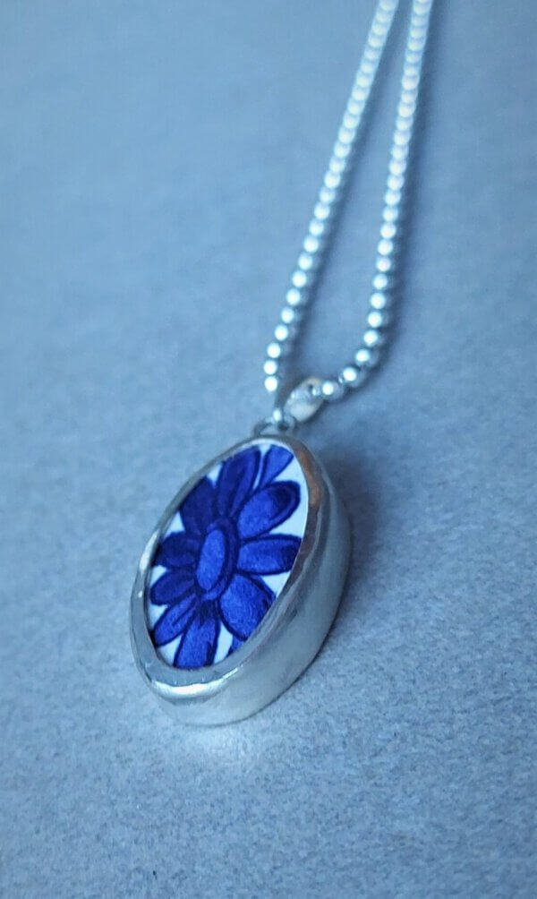 Delfts Blauwe hanger in zilver aan gefacetteerd balletjescollier