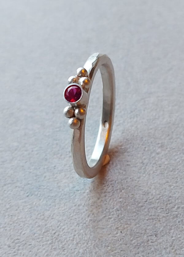 Zilveren ring met hot pink synthetische robijn