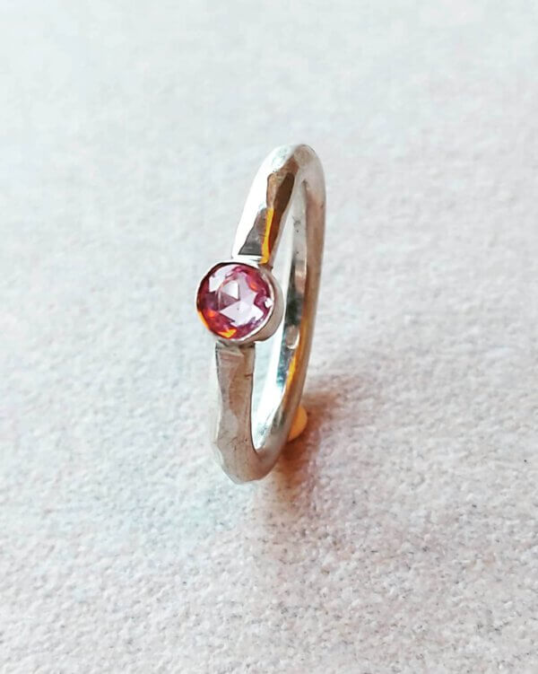 Zilveren ring met roze korund
