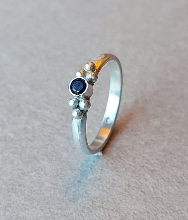 Zilveren ring met saffier
