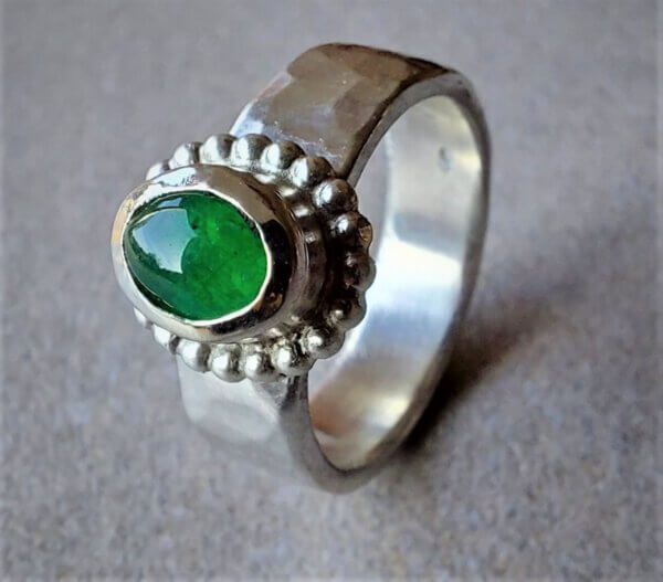 Zilveren gematteerde ring met aventurijn en pareldraad