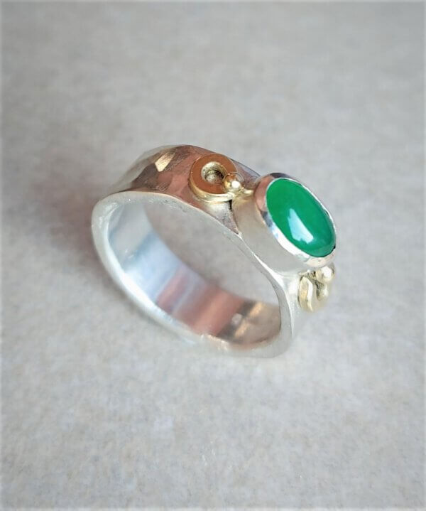Klassieke zilveren ring met aventurijn en gouden accenten