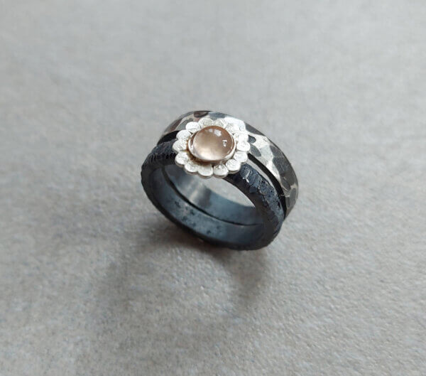 Zilver aanschuifringen met rozenkwarts in gouden zetting