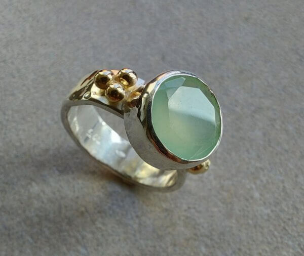 chalcedoon in zilver met gouden bolletjes