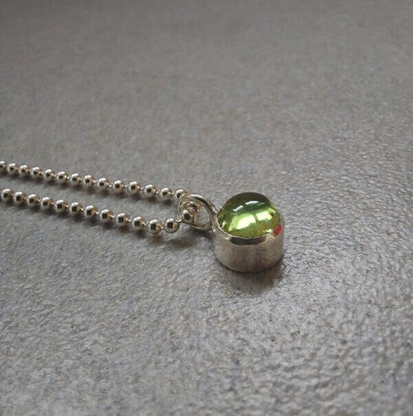 Peridot hanger in zilver met balletjescollier