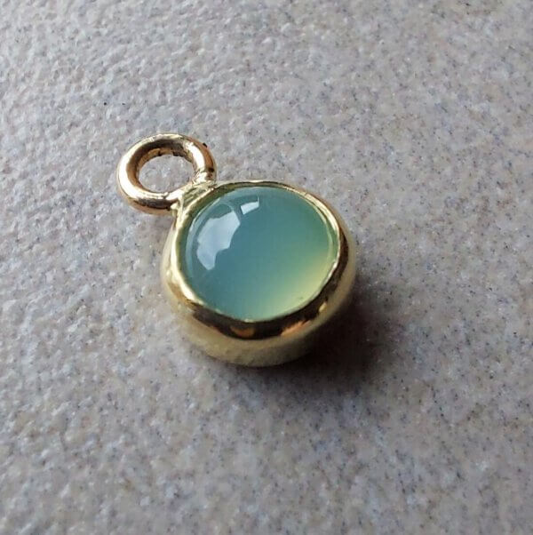 Mini hanger chalcedoon in goud