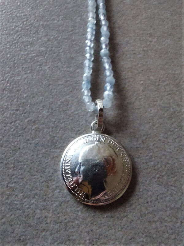 Collier van aquamarijn met zilver Wilhelmina dubbeltje uit 1941 - Afbeelding 3