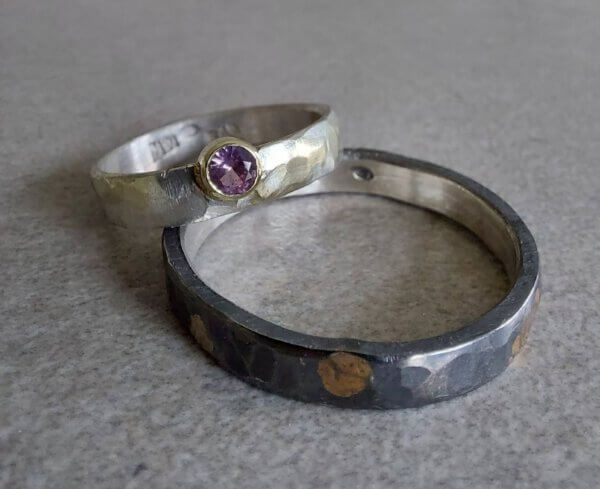 Trouwringen in zilver en goud met roze korund