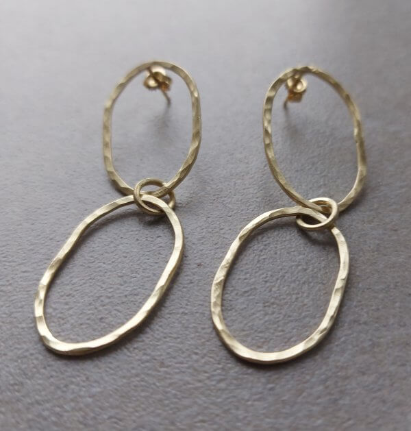 Geelgouden gematteerde oorhangers met ovalen