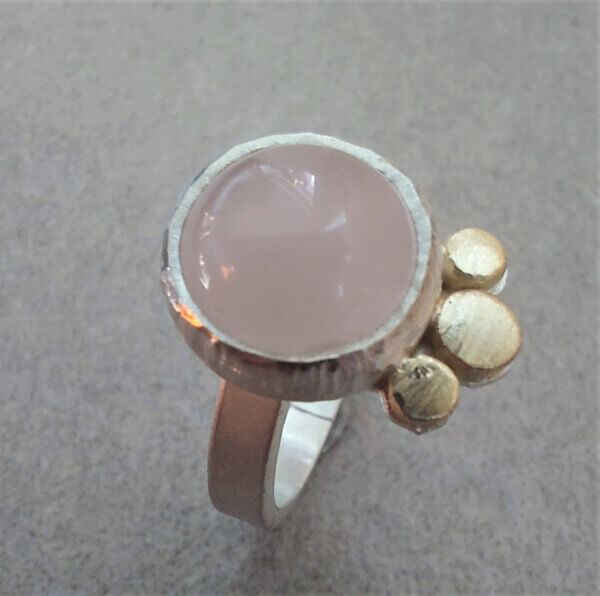 Zilveren ring met rozenkwarts en geelgouden details