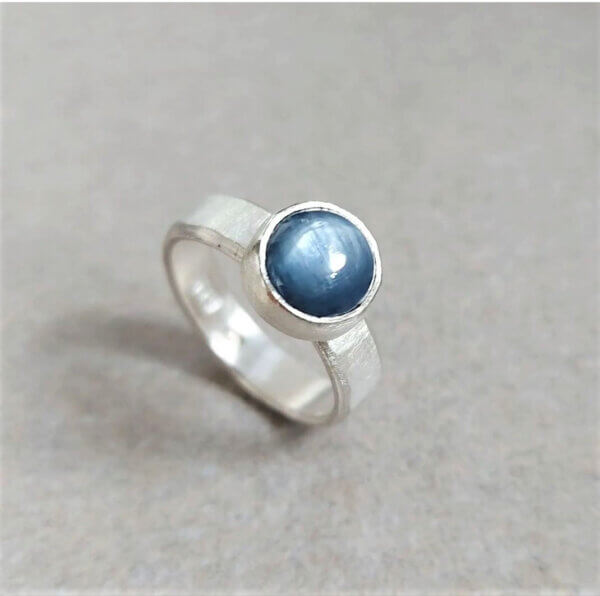 Zilveren ring met ronde kyaniet
