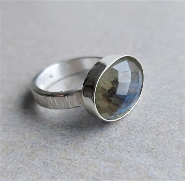 Zilveren ring met ovale checkerboard geslepen labradoriet