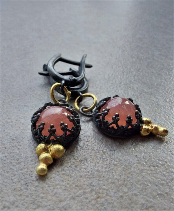 Geoxideerd zilveren oorhangers met rhodochrosiet en 14k gouden details