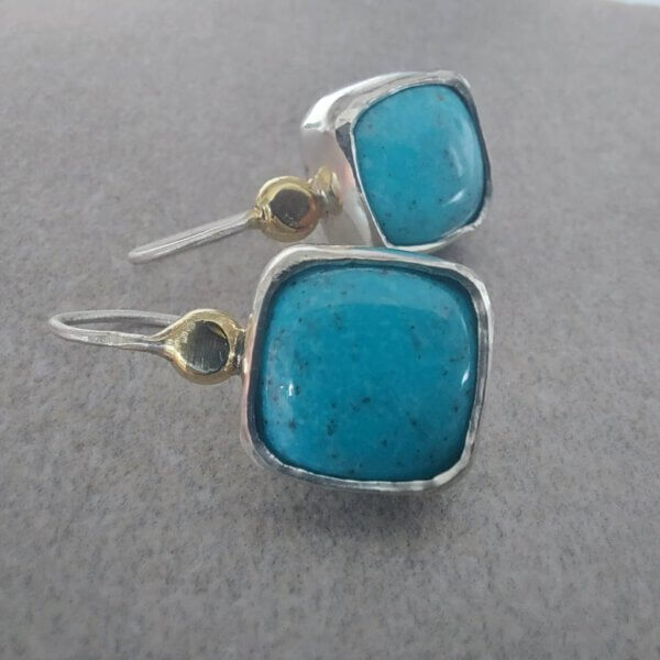 Oorhangers met turkoois en 14 k gouden detail