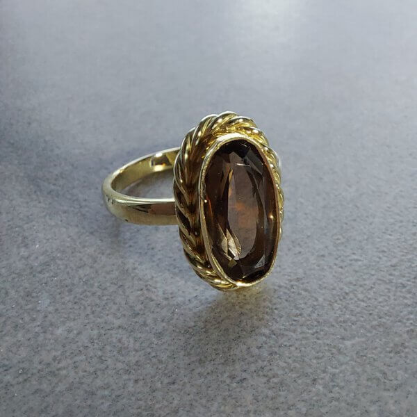 Ring van eigen goud met rookkwarts van de klant