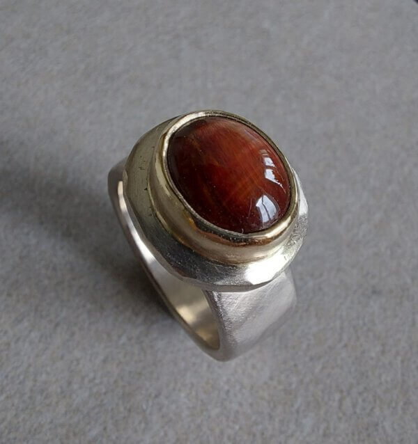 Ring van eigen goud met rode tijgeroog