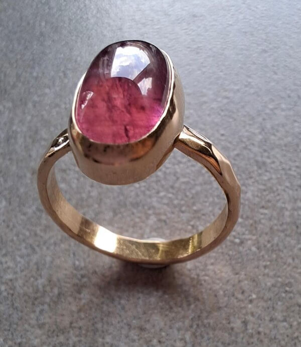 Ring in 18 karaat geelgoud met roze toermalijn
