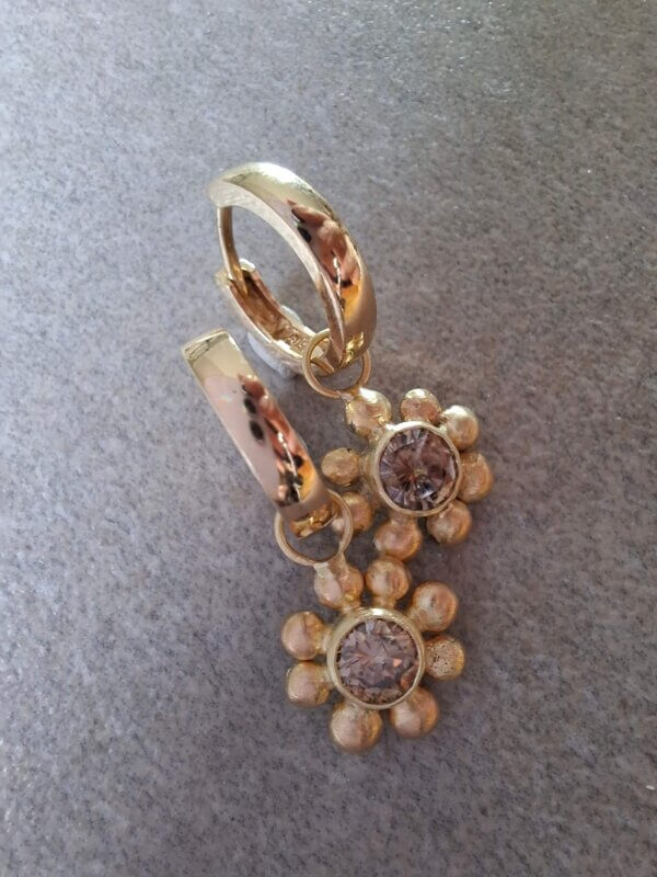 Gouden creoolhangers met paarsbruine fancy diamant