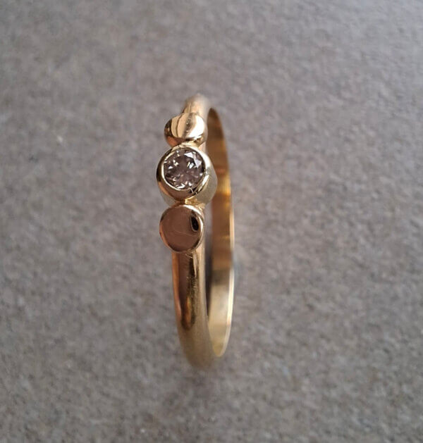 Elegante gouden ring met diamant