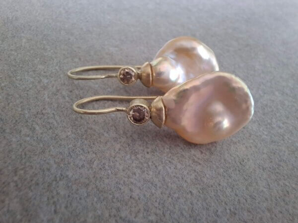Gouden oorbellen met barokke Keshi parels en fancy diamant - Afbeelding 2