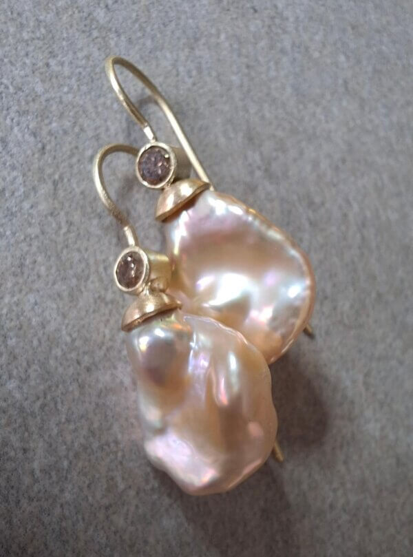 Gouden oorbellen met barokke Keshi parels en fancy diamant