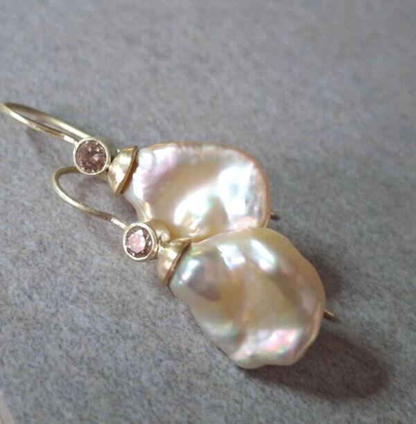 Gouden oorbellen met barokke Keshi parels en fancy diamant - Afbeelding 3