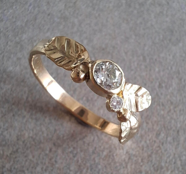 Gouden ring met blaadjes en een Oud Europees geslepen diamant - Afbeelding 3