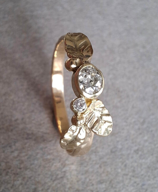 Gouden ring met blaadjes en een Oud Europees geslepen diamant