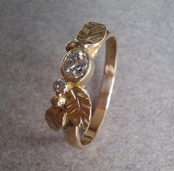 Gouden ring met blaadjes en een Oud Europees geslepen diamant - Afbeelding 2